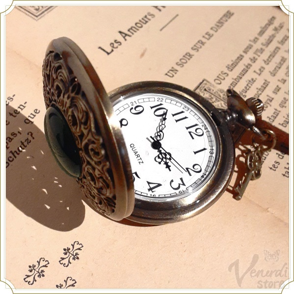 懐中時計 スエード紐ネックレス グリーンの宝石