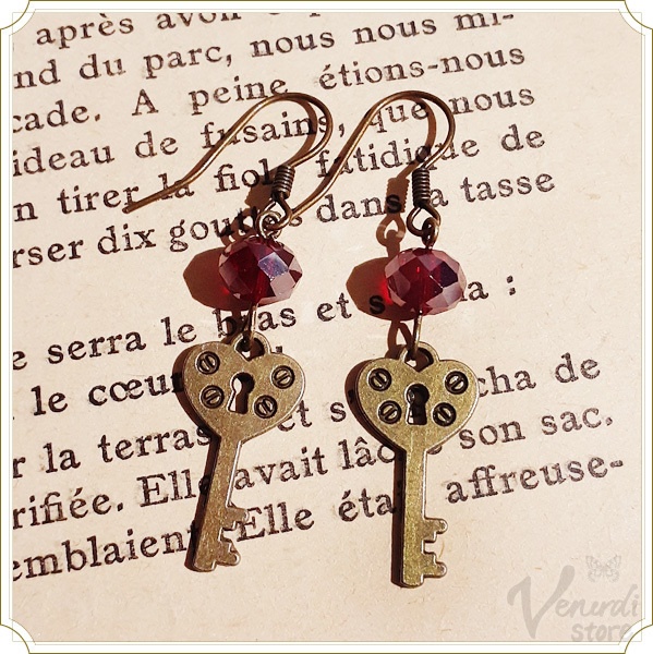 アンティーク調 ハートの鍵穴ピアス