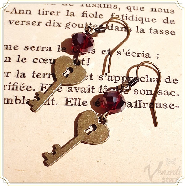 アンティーク調 ハートの鍵穴ピアス