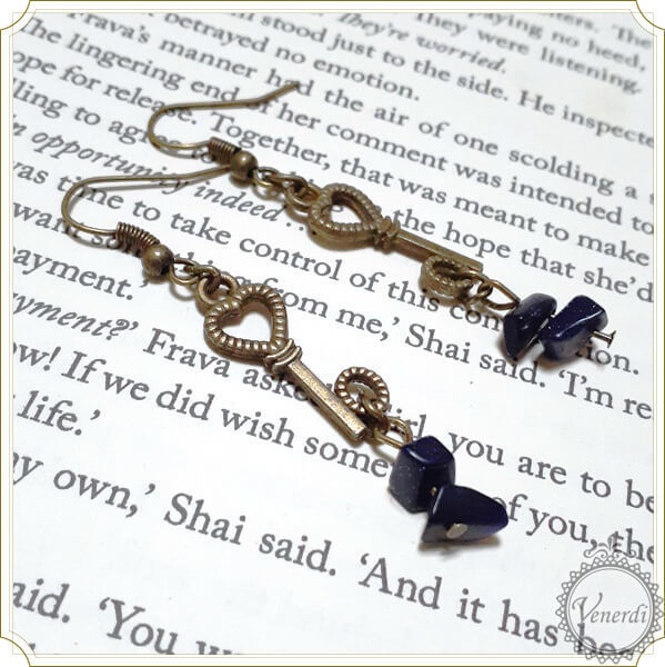 アンティーク調ハートの鍵とブルーサンドのピアス