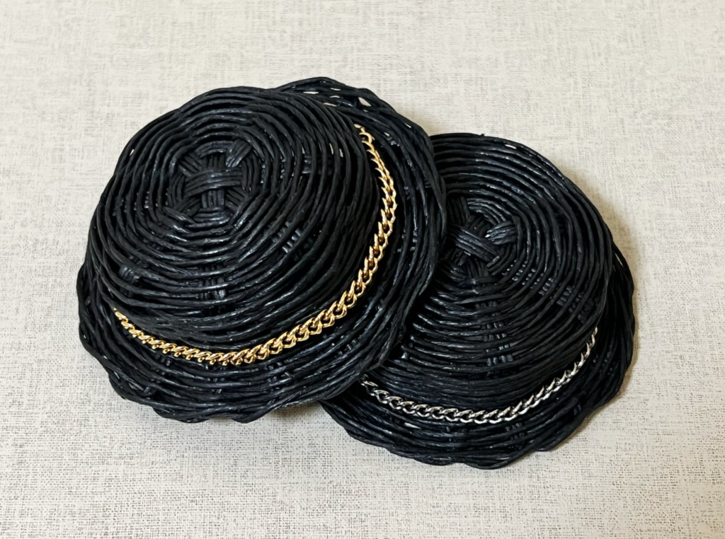 チェーン付き黒色夏帽子