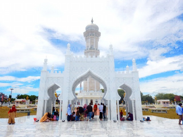 白亜のモスク広場・写真素材集