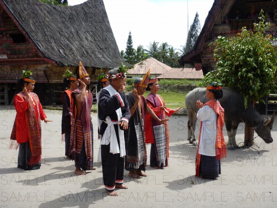 船状屋根の家屋と民族衣装:写真素材集
