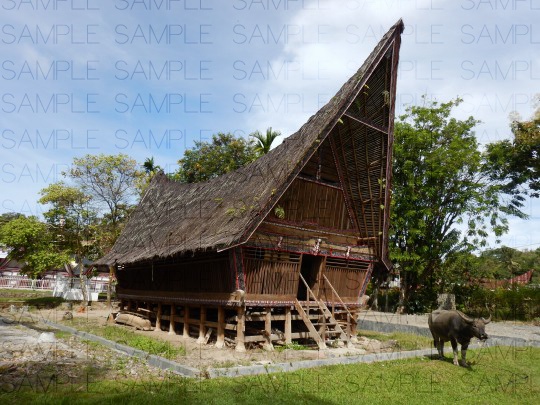 船状屋根の家屋と民族衣装:写真素材集