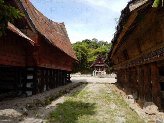 船状屋根の家屋と民族衣装:写真素材集