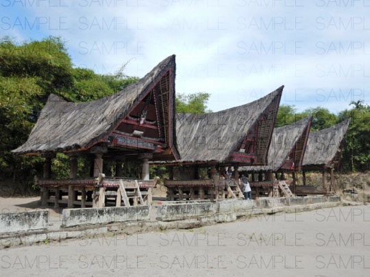 船状屋根の家屋と民族衣装:写真素材集