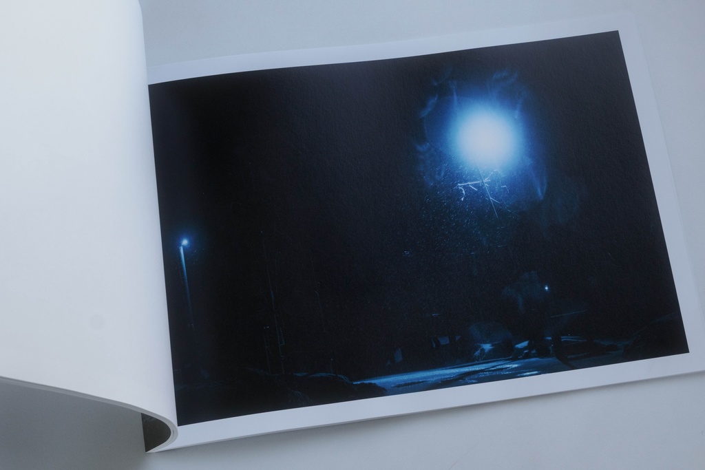 冬の野原、箱の中で眠る