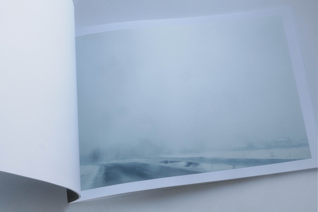 冬の野原、箱の中で眠る