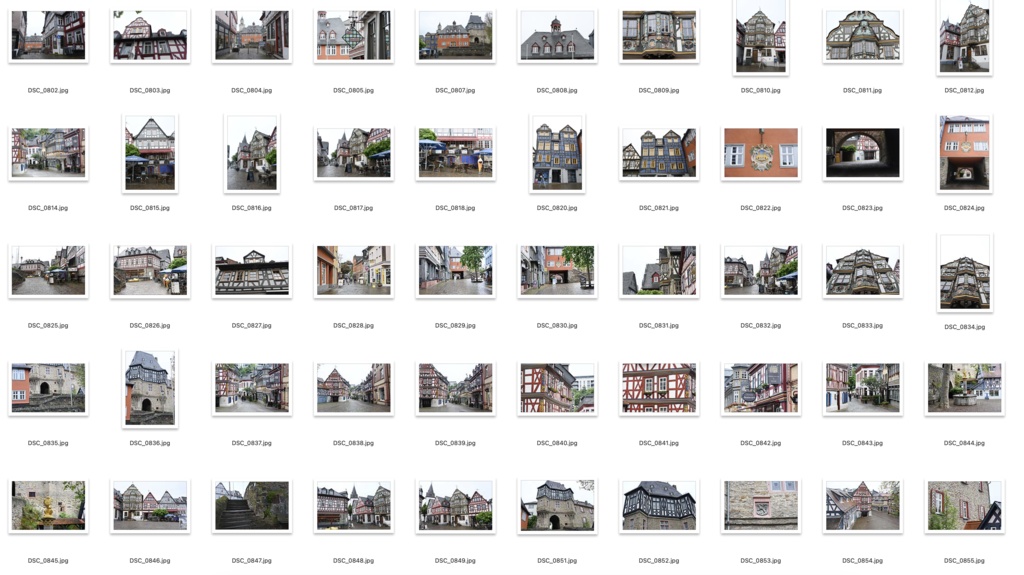 【背景資料画像】ドイツ木組みの家の街並みと教会