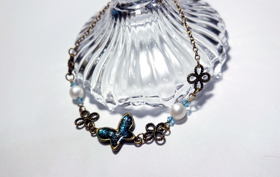 蝶とパールのブレスレット