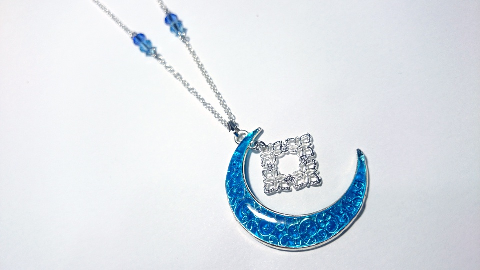 月のペンダント