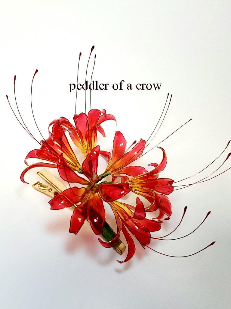 真紅の彼岸花のヘアクリップ Peddler Of A Crow Booth