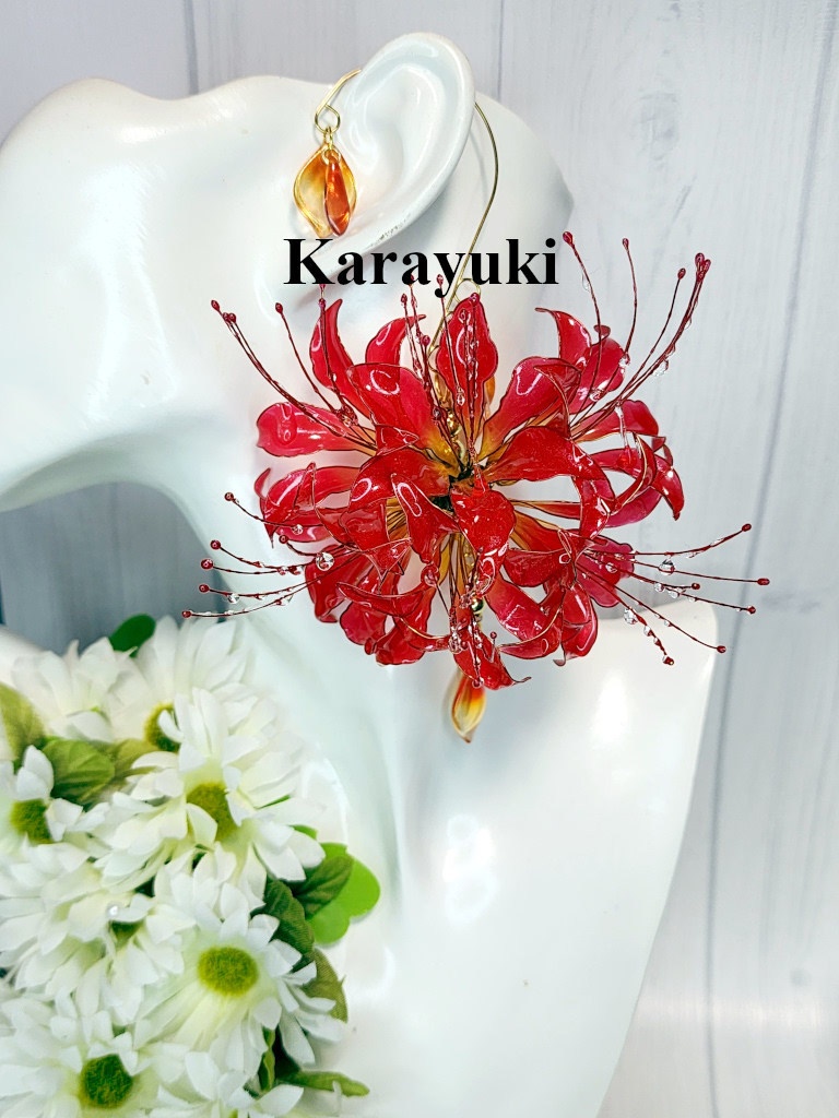 真紅の彼岸花のイヤーフック・雨垂れ