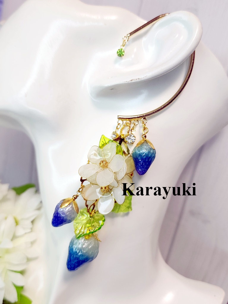 苺のイヤーフック・ブルーサファイア 花・苺