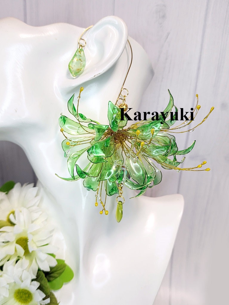 クリソベリルカラー・彼岸花のイヤーフック 雨垂れ