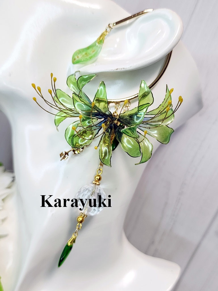 新緑色のミニ彼岸花のイヤーフック