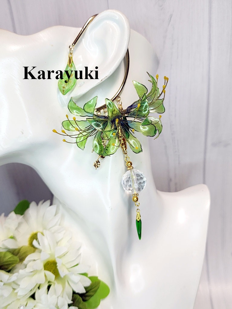 新緑色のミニ彼岸花のイヤーフック