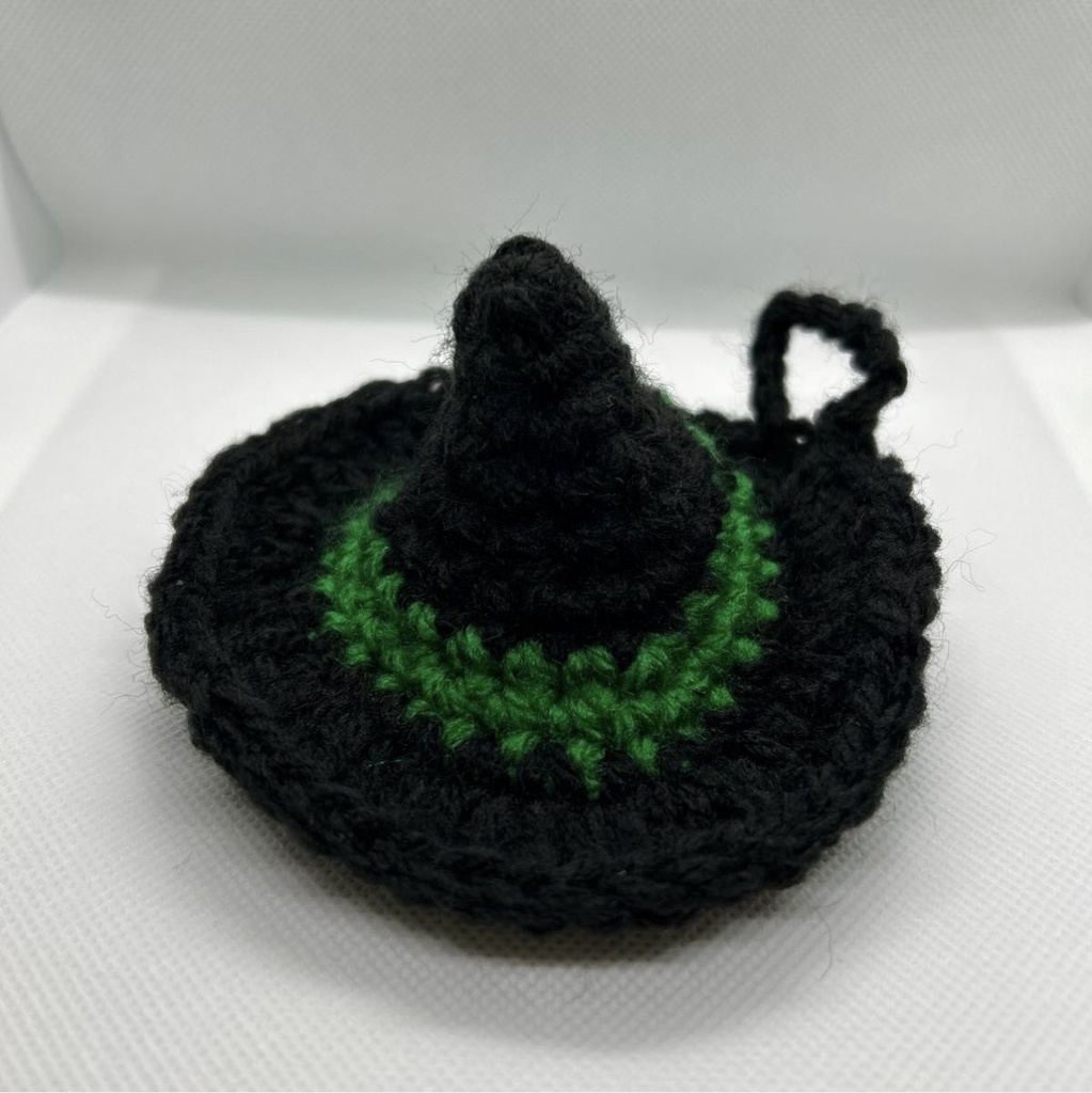 ハンドメイド　魔法使いの帽子型アクリルたわし