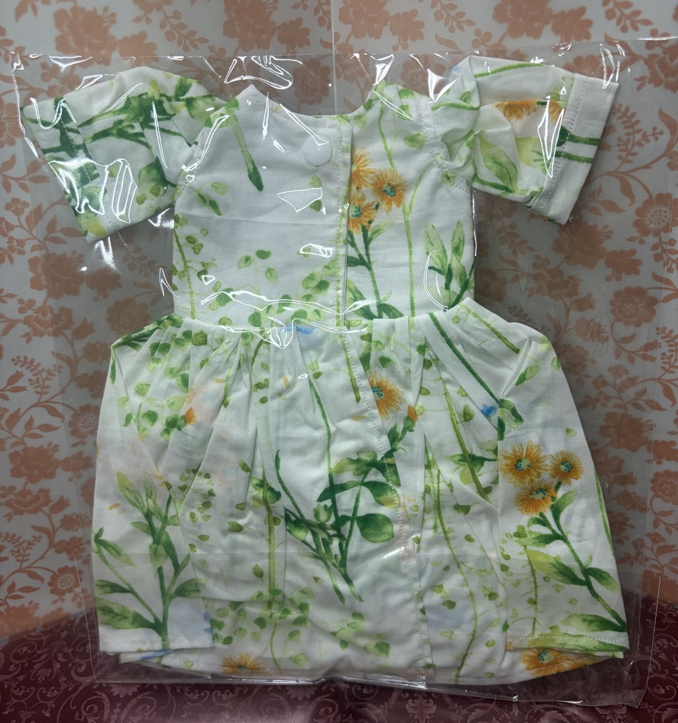 生き生きと咲く草花のワンピース