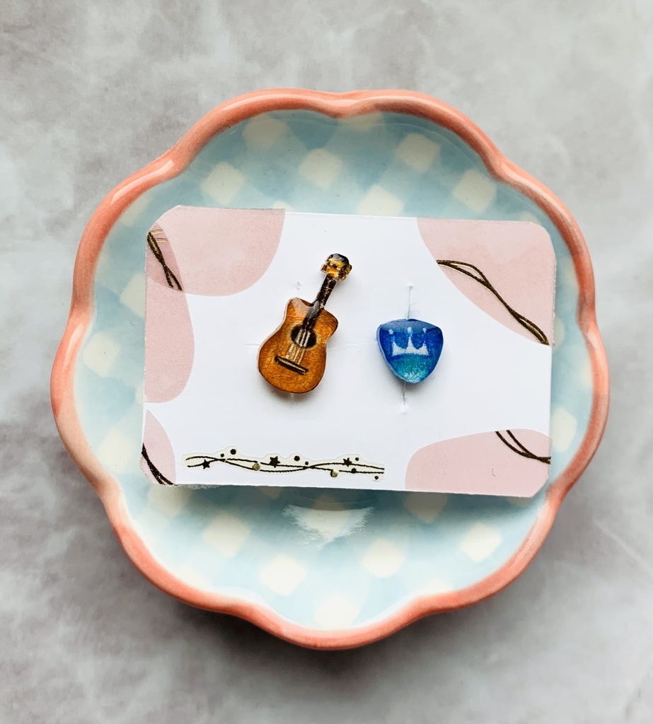 ギターとピック　樹脂ノンホールピアス