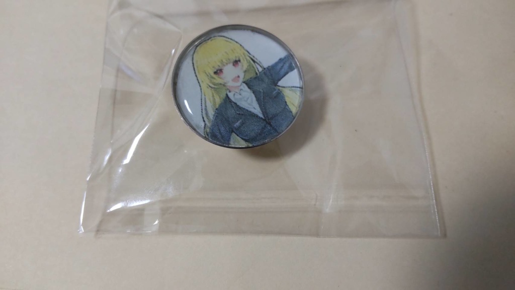 伊丹ラク子ピンバッジB