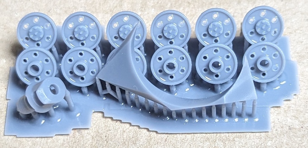 1/35 iii号突撃砲G型(フィンランド軍)用ザウコップ防盾、マズルブレーキ、跳弾板、全鋼製上部転輪セット(T社用)