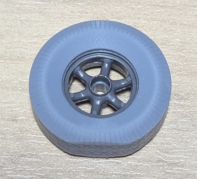 【受注生産品】1/35 T社 sd.kfz.7車体用連結済み履帯&自重変形タイヤ&起動輪外側セット(8トンハーフトラック・4連高射砲・フラックザウリア)