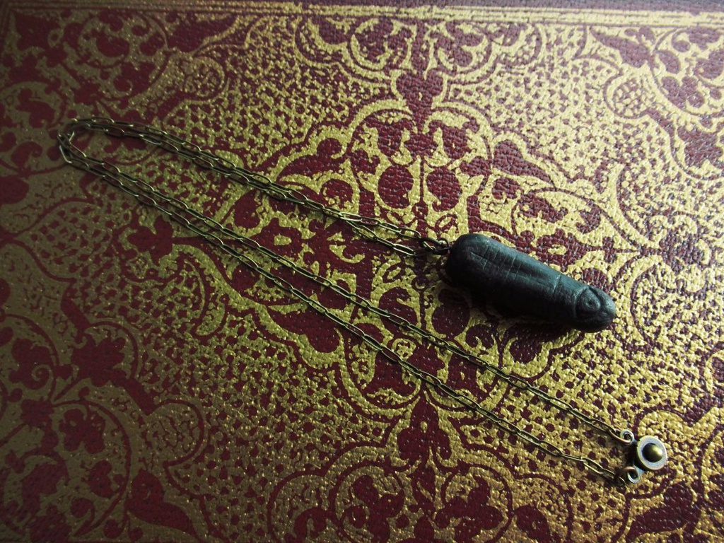 指のペンデュラムネックレス