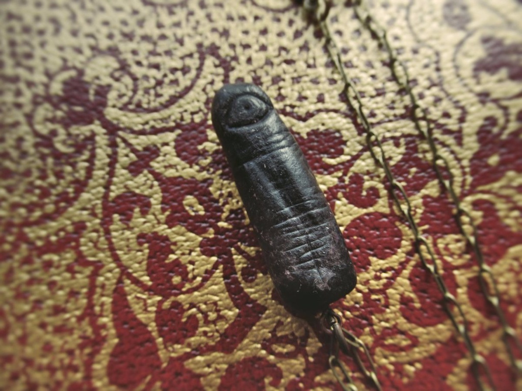 指のペンデュラムネックレス