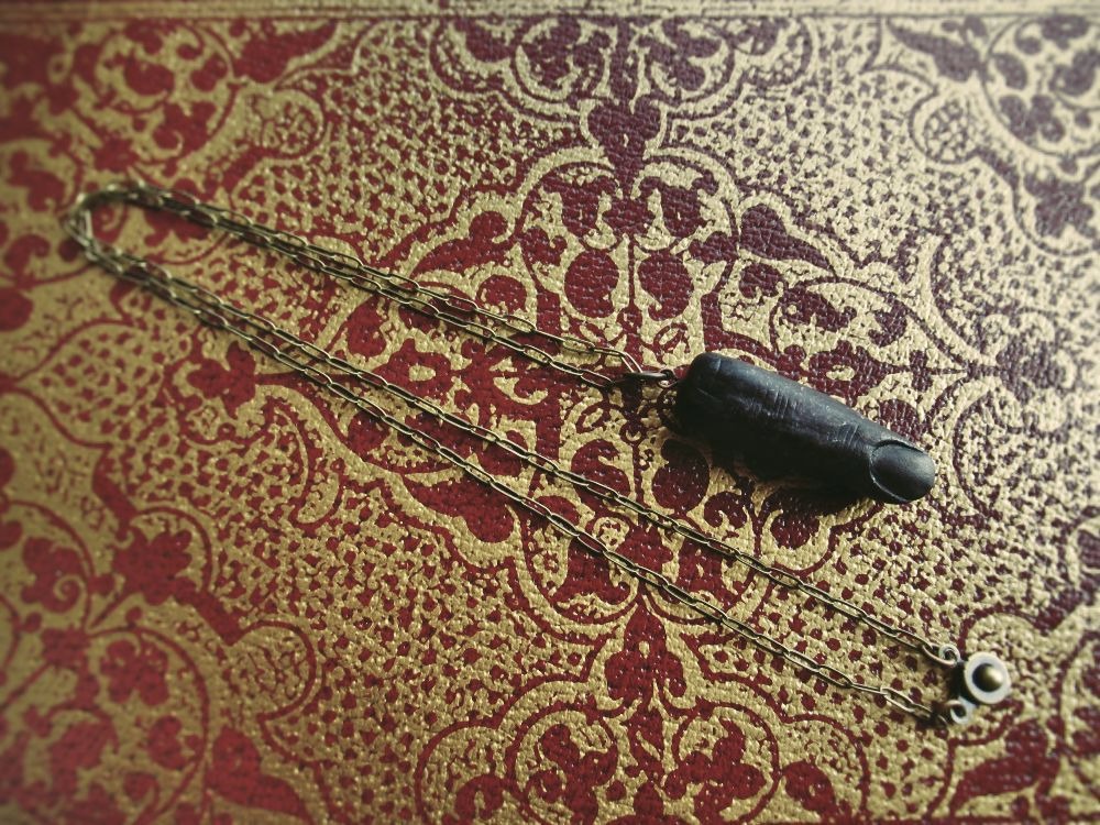 指のペンデュラムネックレス