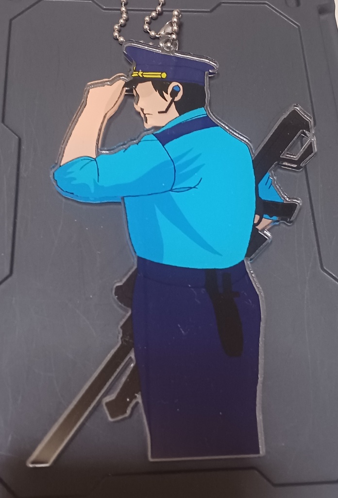 警帽を直す警察官