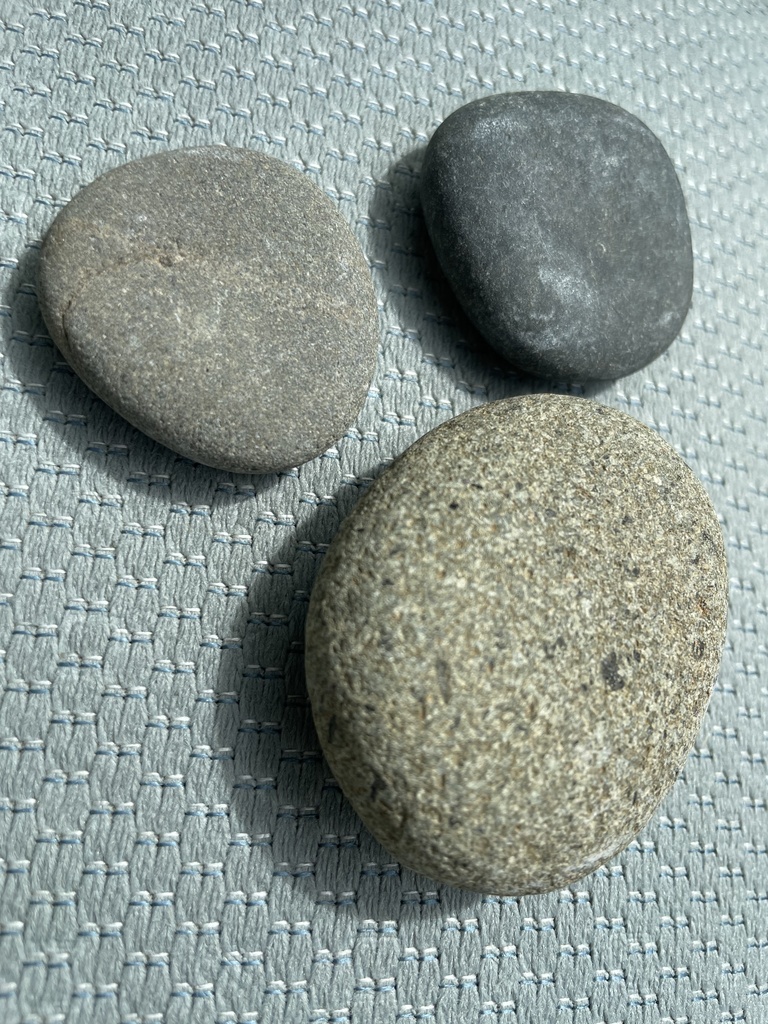 話題の◯ンダロリアン＆◯ローグーにもチラッと出てた気が！水切り用の石3点セット