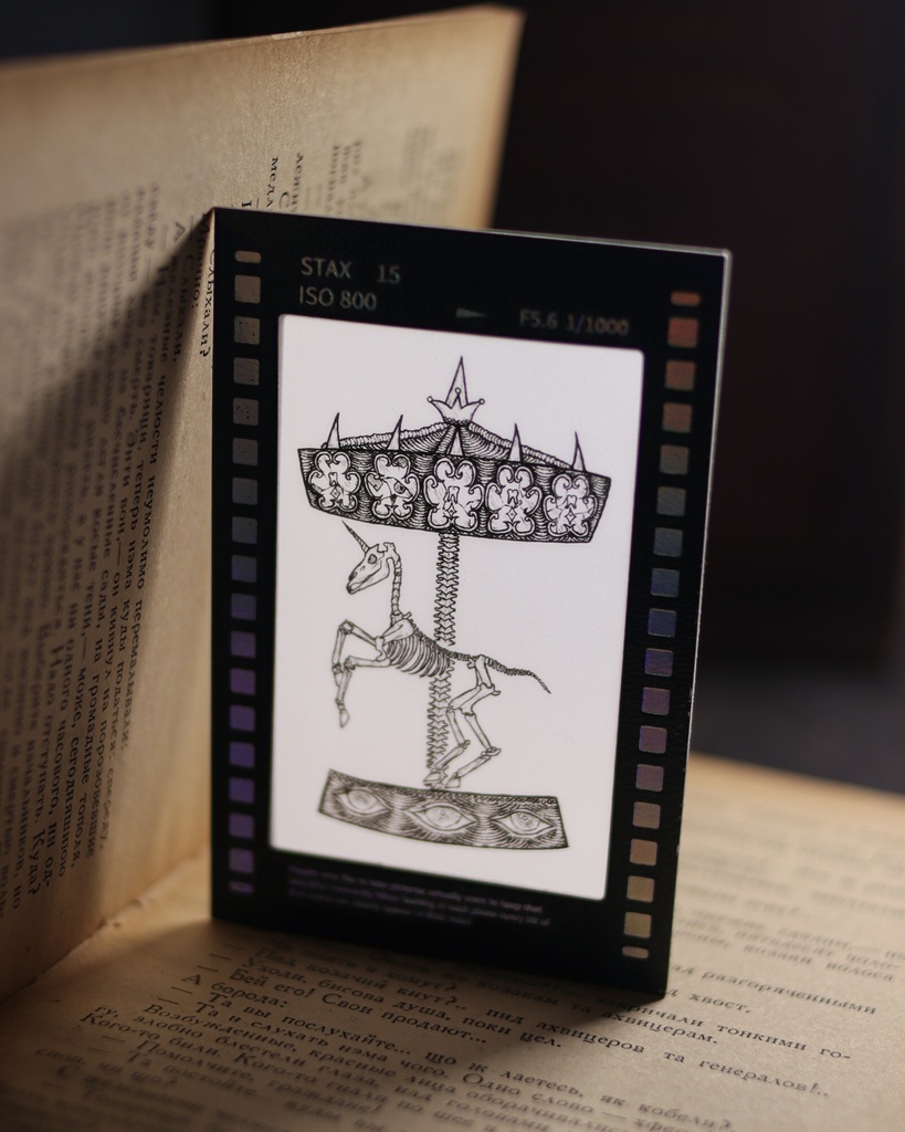 半透明のレーザーエッジ付き小型カード（カラーフィルム） - がいこつ遊園地