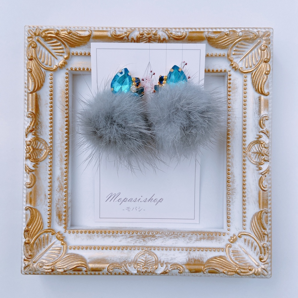 ブルークリスタルとグレーファーピアス