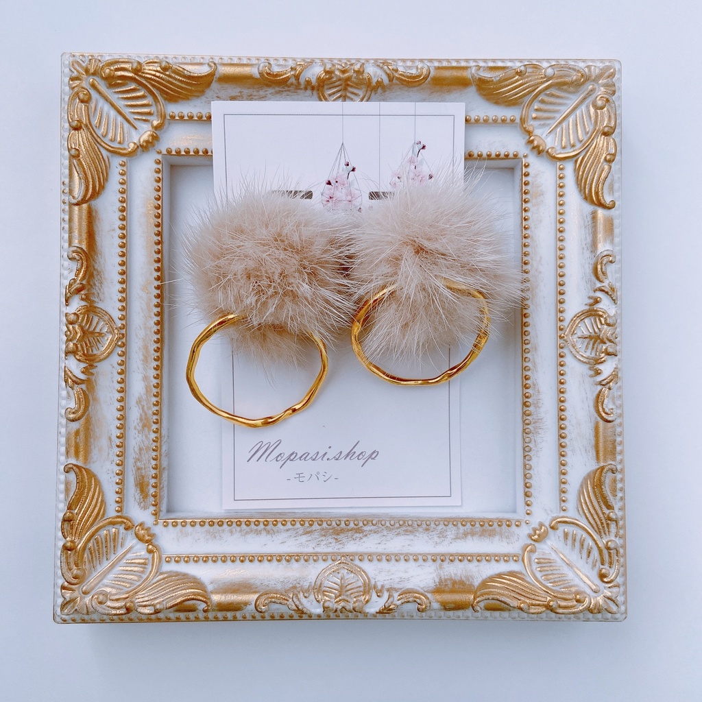 ベージュファーとゴールドリングピアス