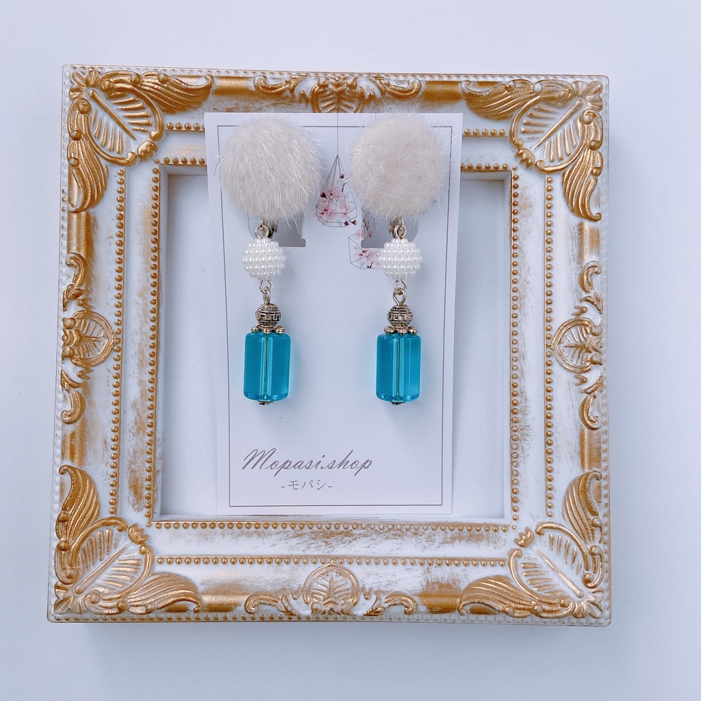 ホワイトとブルーのスノーイヤリング