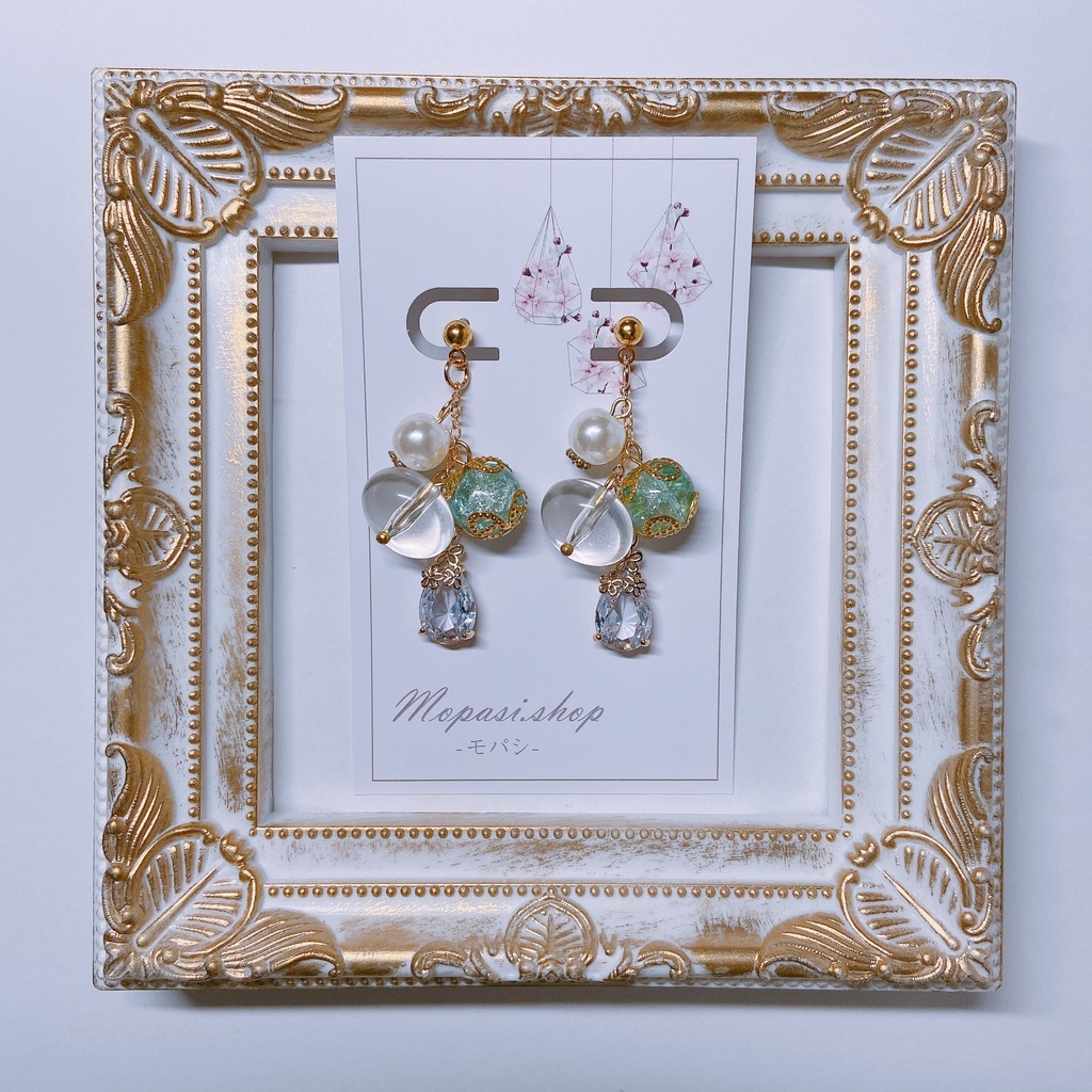 ドロップチャームとボリューミーなピアス