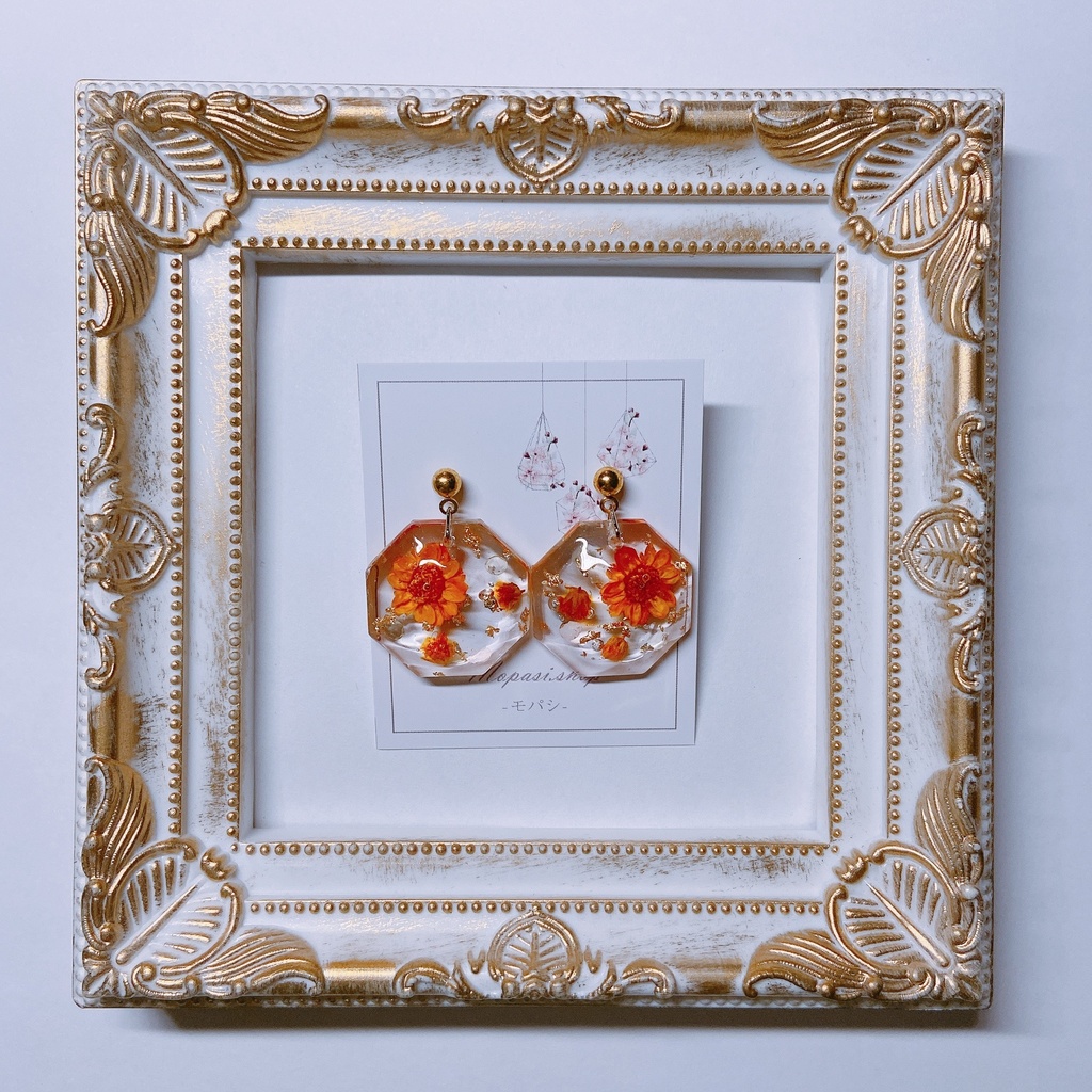 お花舞うレジンピアス