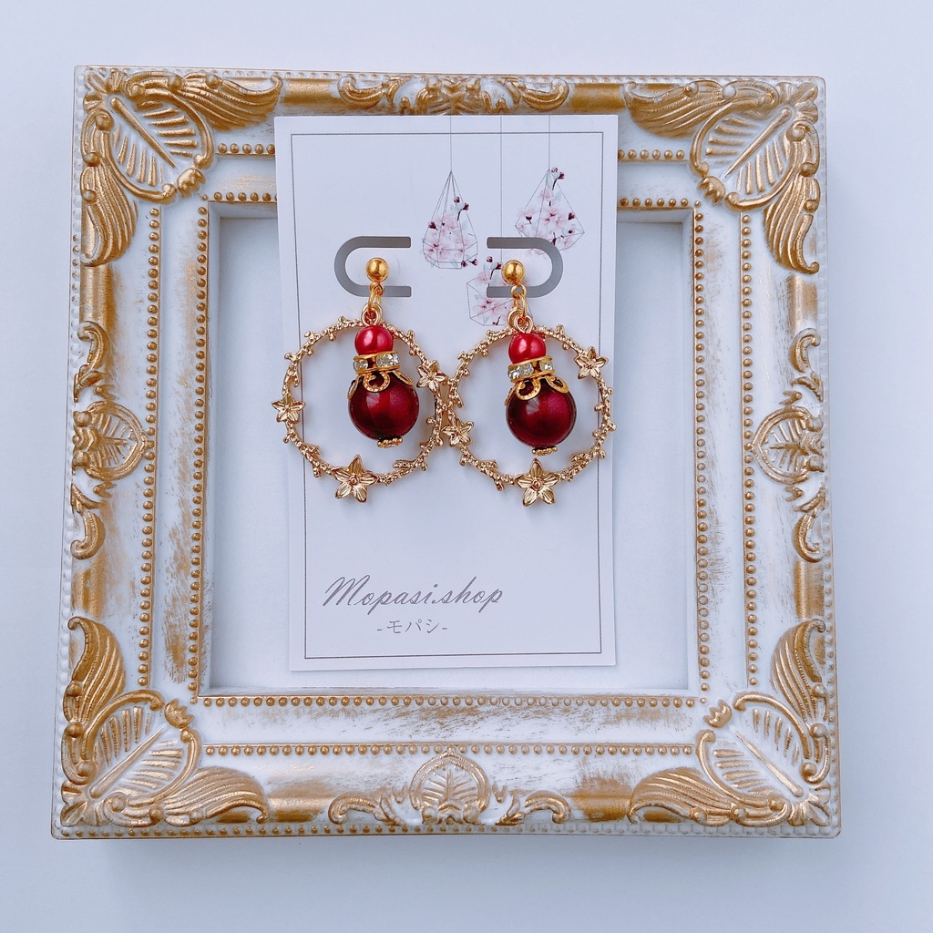 ワインレッドとゴールドのゴージャスピアス