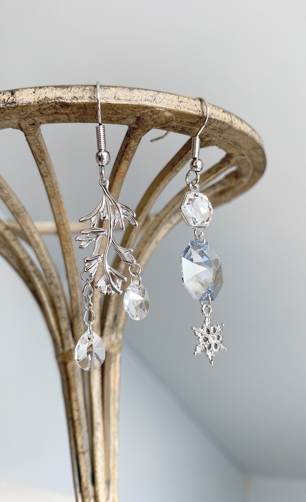 ちるはなのゆきのピアス