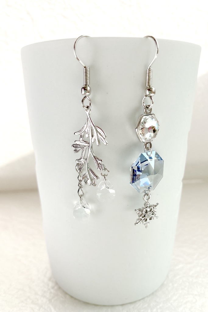 ちるはなのゆきのピアス