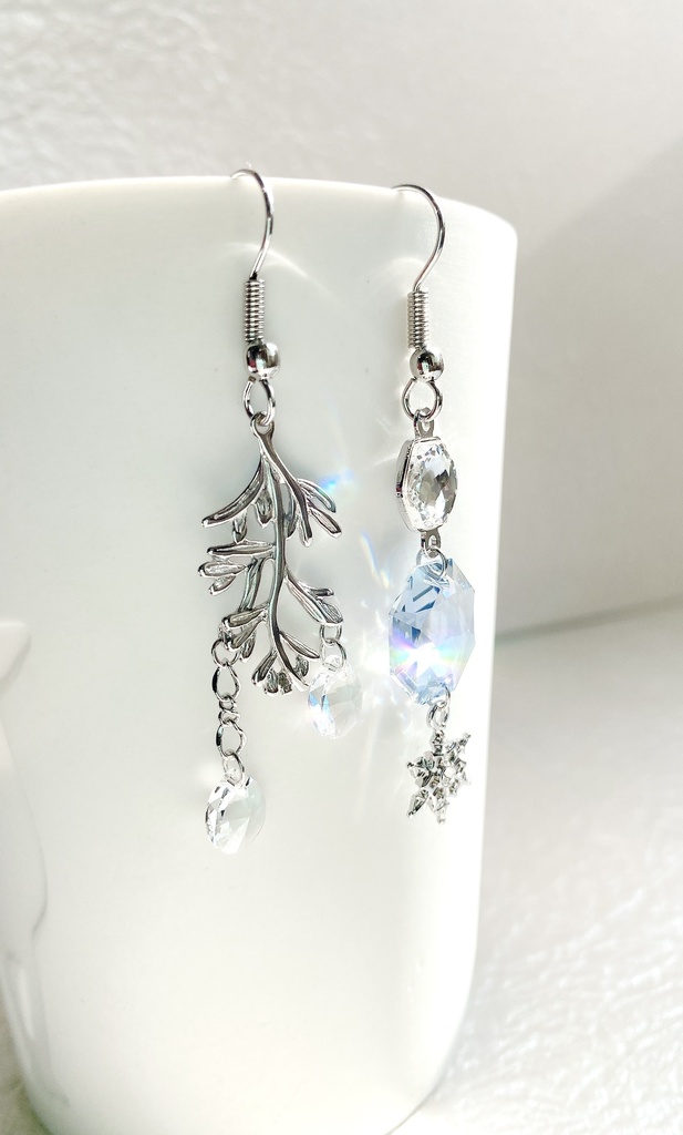 ちるはなのゆきのピアス