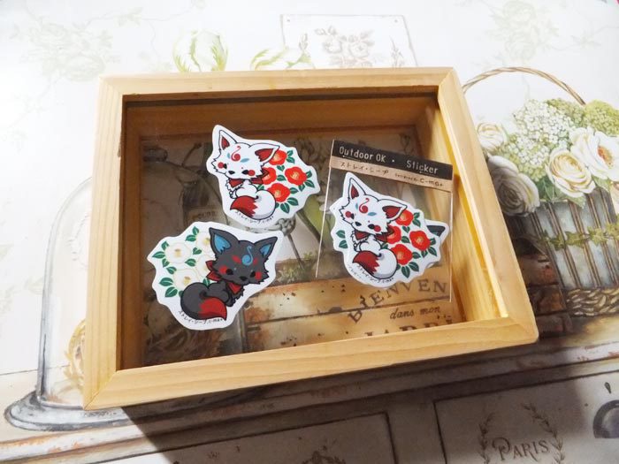 狐と椿のステッカー２枚入り