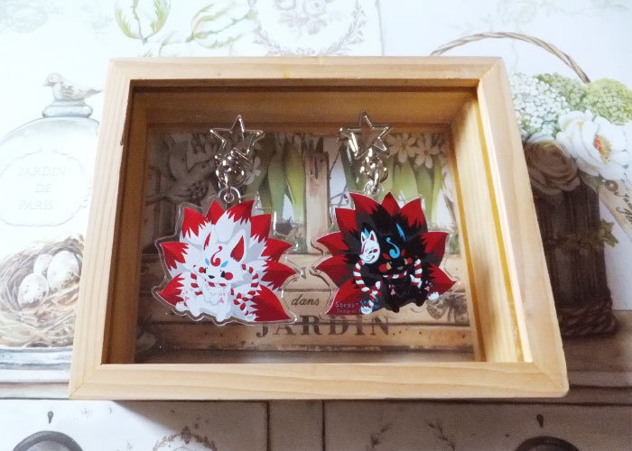 お座り九尾狐のアクリルキーホルダー