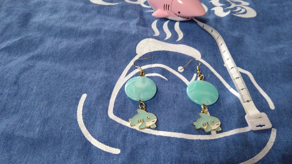 暑海の海にいるサメピアス