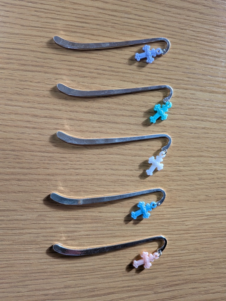 十字架チャーム付きブックマーカー