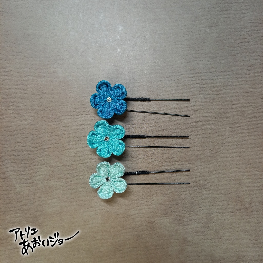 【つまみ細工】Uピン3本組　水色