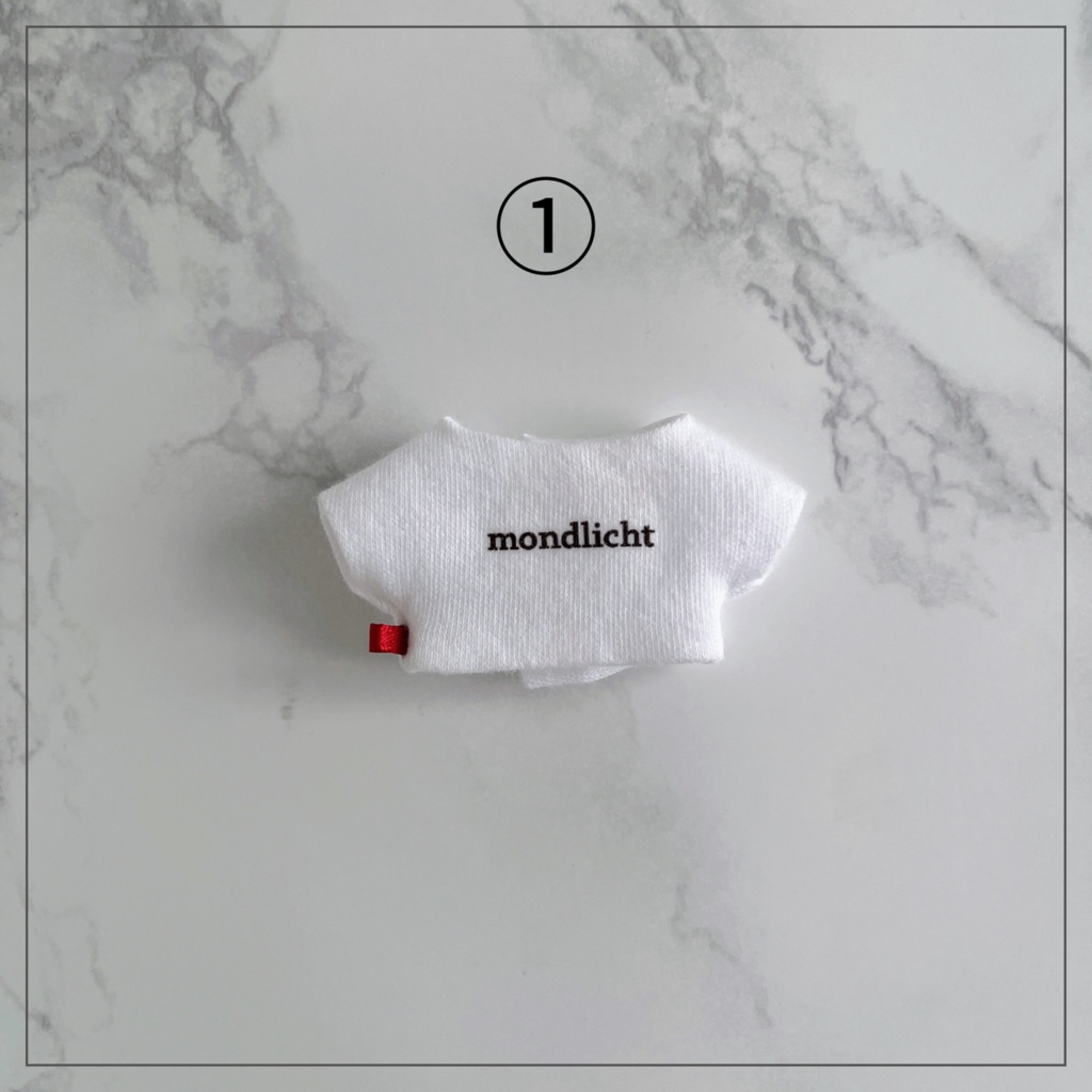 赤タグ付きロゴTシャツ