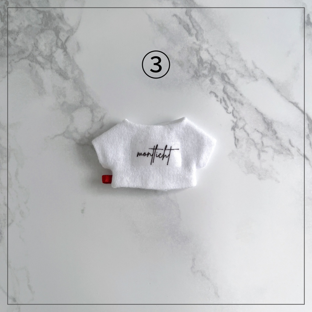 赤タグ付きロゴTシャツ