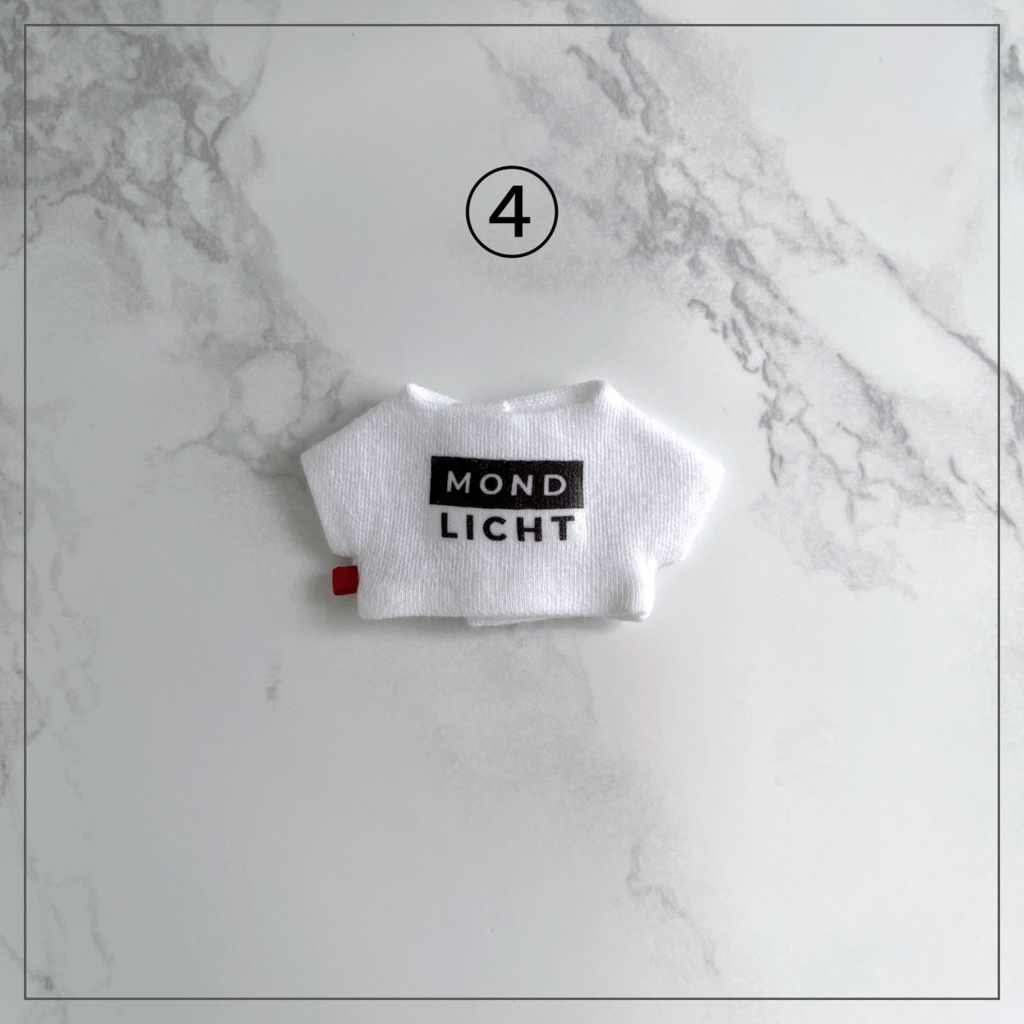 赤タグ付きロゴTシャツ